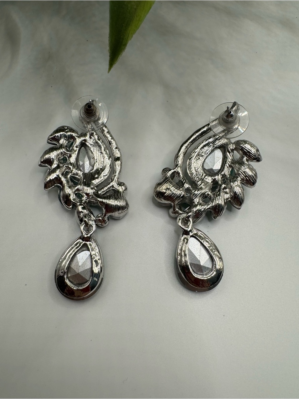 Modern statement jewelry set, green and clear glass stones. Pierced earrings. - Picture 8 of 9